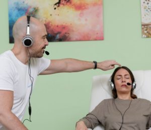 Patientin bearbeitet in Hypnose ihre Phobien